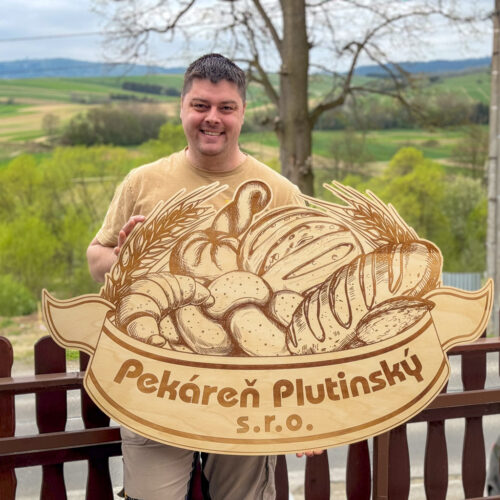 Drevené logo AD dekor pre Pekáreň Plutinský