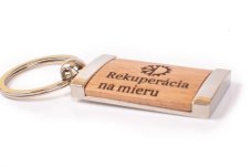 drevená kovová kľúčenka s gravírovaným logom firmy