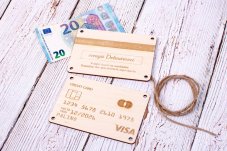 drevená platobná karta na darovanie peňazí