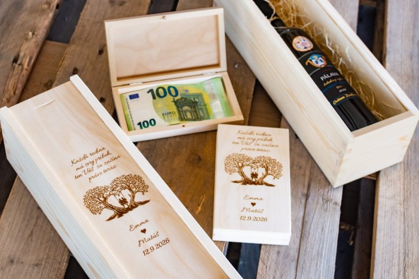 Svadobná krabička na víno s menami, dátumom svadby a stromom