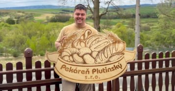 Gravírované drevené logo pre Pekáreň Plutinský s.r.o.