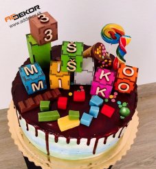 drevené kocky s menom na torte