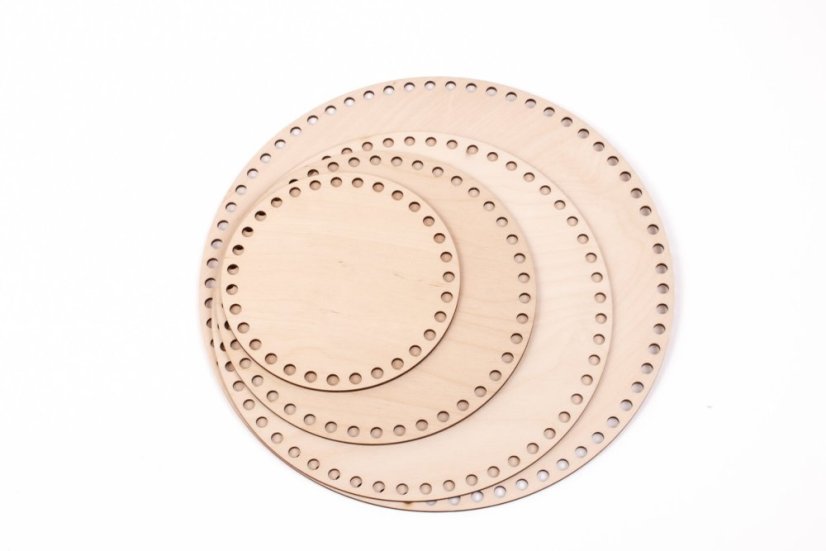 drevený kruh s otvormi na hačkovanie