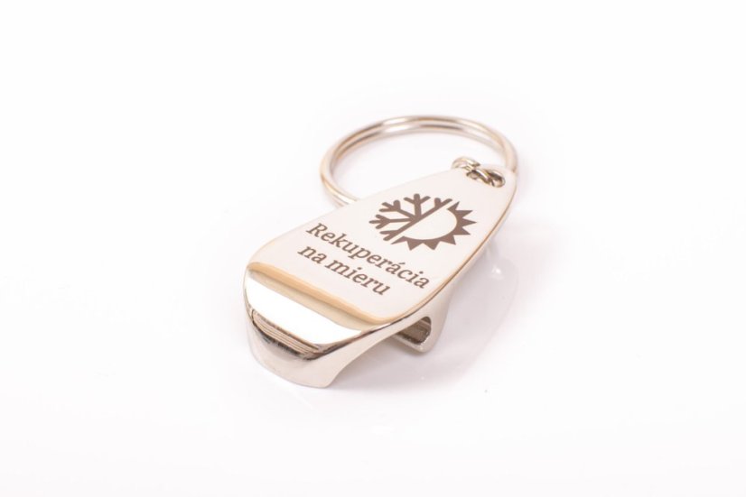 kovový otvárak na fľaše s logom