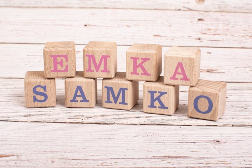drevené kocky s menom na tortu