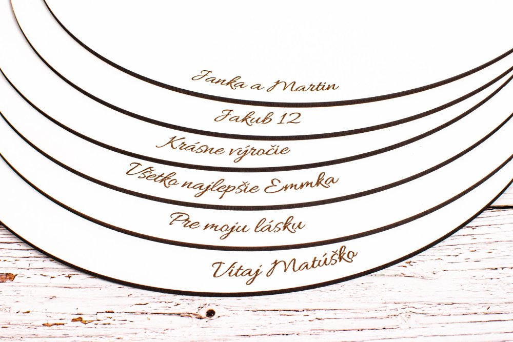 Biely podnos na tortu s menom alebo vlastným textom